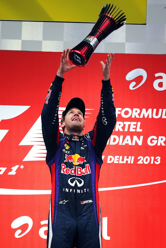 Себастьян Феттель и победный кубок на подиуме Гран-при Индии 2013