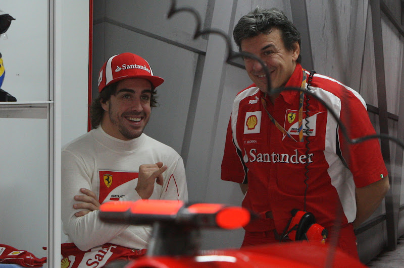 Фернандо Алонсо с механиком в гараже Ferrari на Гран-при Индии 2011