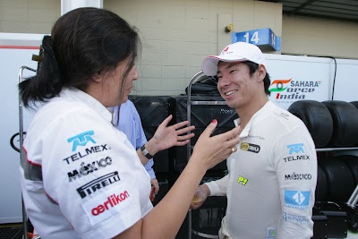 Мониша Кальтенборн поздравляет Камуи Кобаяши с окончанием сезона на Гран-при Бразилии 2011