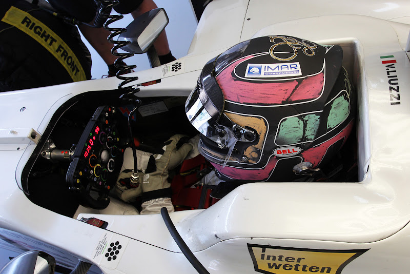 Витантонио Льюцци в шлеме своего дизайна на Гран-при Бразилии 2011