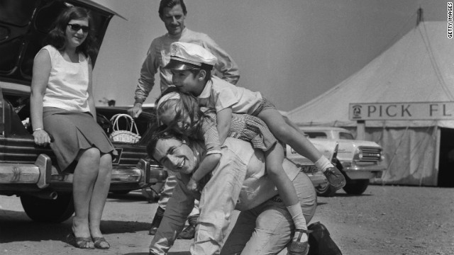 Джеки Стюарт играет с детьми Грэма Хилла Дэймоном и Бриджит в Сильверстоуне 14 мая 1965