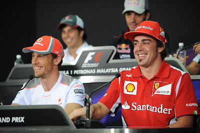 улыбающиеся Дженсон Баттон и Фернандо Алонсо на пресс-конференции в четверг на Гран-при Малайзии 2012