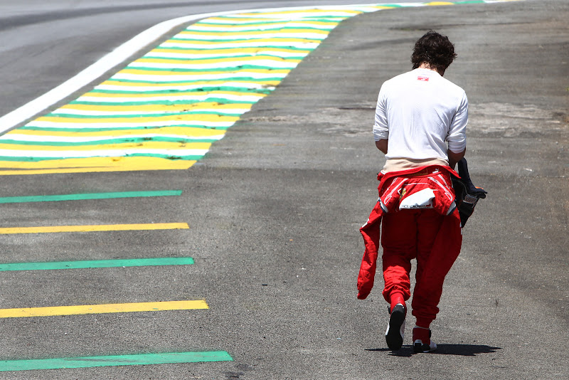Фернандо Алонсо идет пешком по треку после схода во во время первой сессии свободных заездов на Гран-при Бразилии 2011