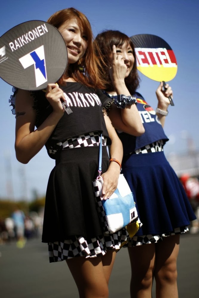 болельщицы Кими Райкконена и Себастьяна Феттеля в оригинальных платьях на Гран-при Японии 2013
