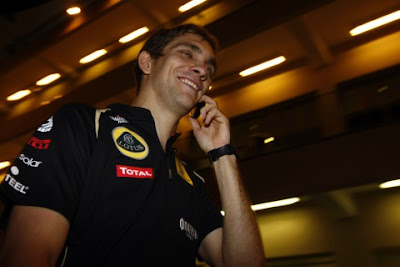 Виталий Петров разговаривает по телефону на Гран-при Абу-Даби 2011
