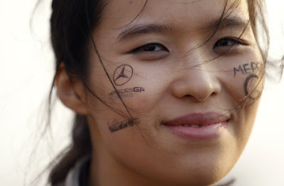 улыбающаяся болельщица Mercedes GP с фэйс-артом на Гран-при Кореи 2011