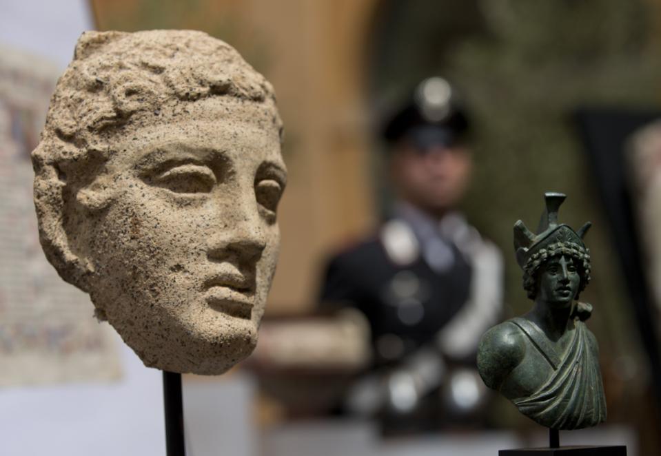 US returns 25 looted artefacts to Italy US returns 25 looted artefacts to Italy