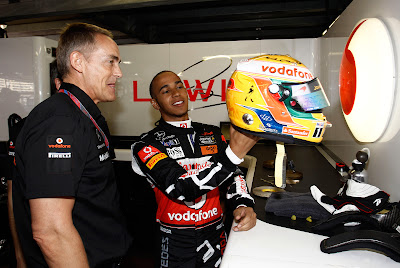 Льюис Хэмилтон показывает шлем Мартину Уитмаршу на Гран-при Монако 2011