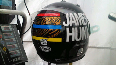 шлем Кими Райкконена в память о Джеймсе Ханте для Гран-при Монако 2012 - вид сзади