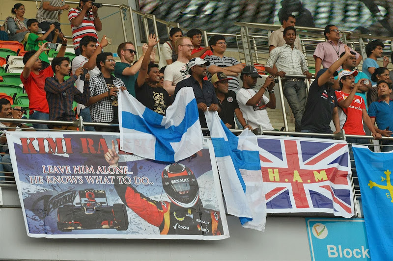 баннер болельщиков Кими Райкконена Leave him alone на трибуне Гран-при Индии 2013
