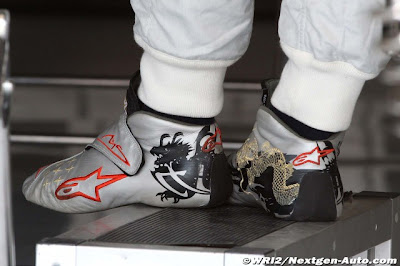 гоночная обувь Михаэля Шумахера с драконами на Гран-при Европы 2011
