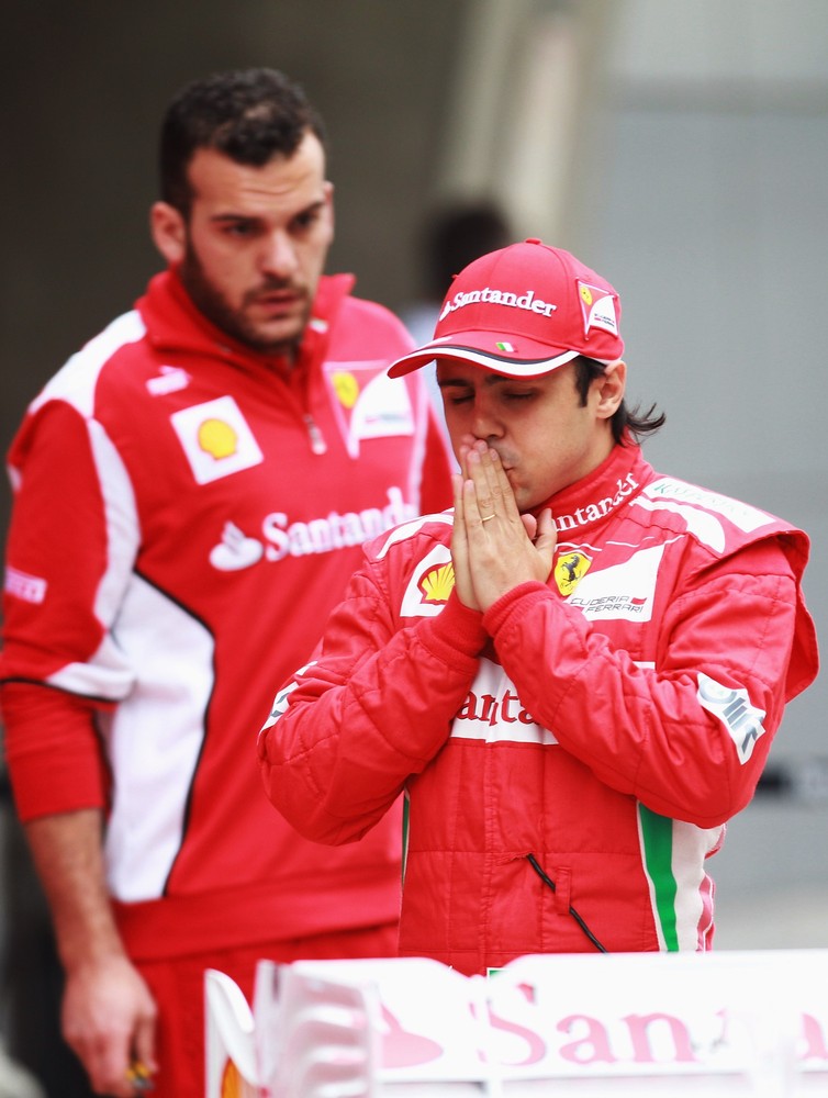 Фелипе Масса и механик Ferrari за спиной на Гран-при Китая 2012
