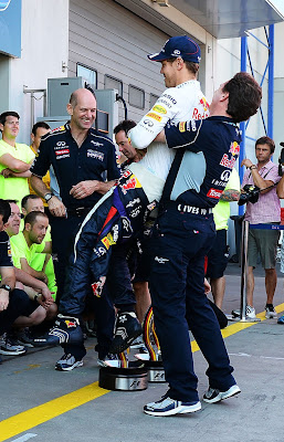 Кристиан Хорнер поднимает на руки Себастьяна Феттеля на праздновании победы на Гран-при Германии 2013