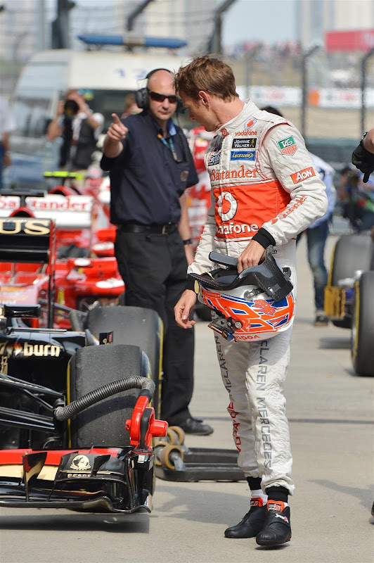 Дженсон Баттон рассматривает болид Lotus после квалификации Гран-при Китая 2013