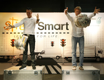 Михаэль Шумахер и Нико Росберг роняют арбуз на выставке технологий в Petrosains в Куала-Лумпур