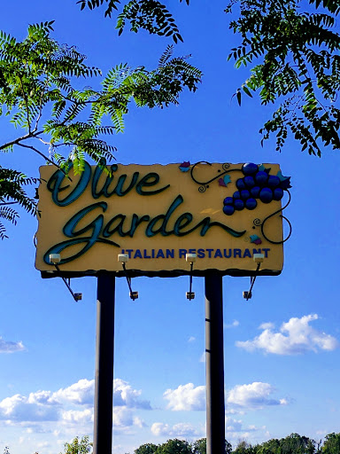 Italian Restaurant «Olive Garden», reviews and photos, 111 Cross Terrace Blvd, Charleston, WV 25309, USA