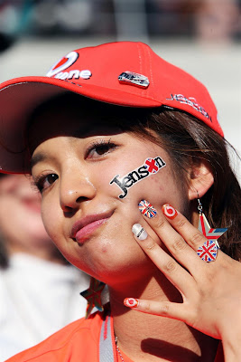 болельщица Дженсона Баттона и McLaren с разукрашенными ногтями на Гран-при Японии 2012