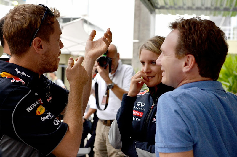 Себастьян Феттель стреляет в воздух и разговаривает с Бриттой Роэске и Кристианом Хорнером на Гран-при Бразилии 2013