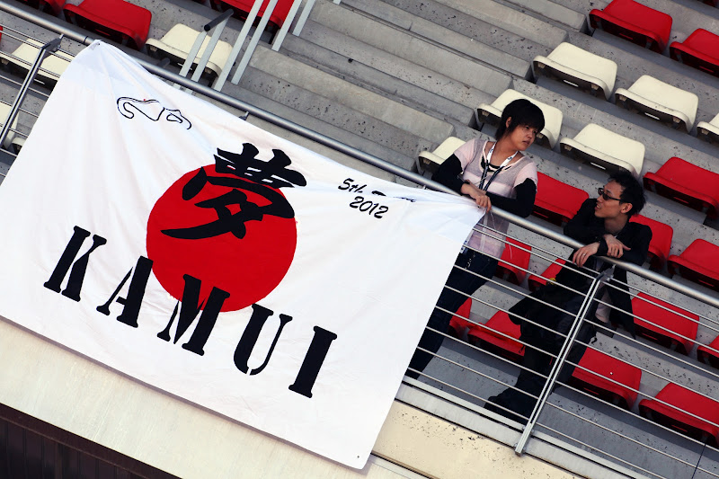 болельщики Камуи Кобаяши с японским флагом на Гран-при Испании 2012