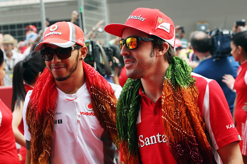 Льюис Хэмилтон и Фернандо Алонсо в индийских шарфах на параде пилотов Гран-при Индии 2012