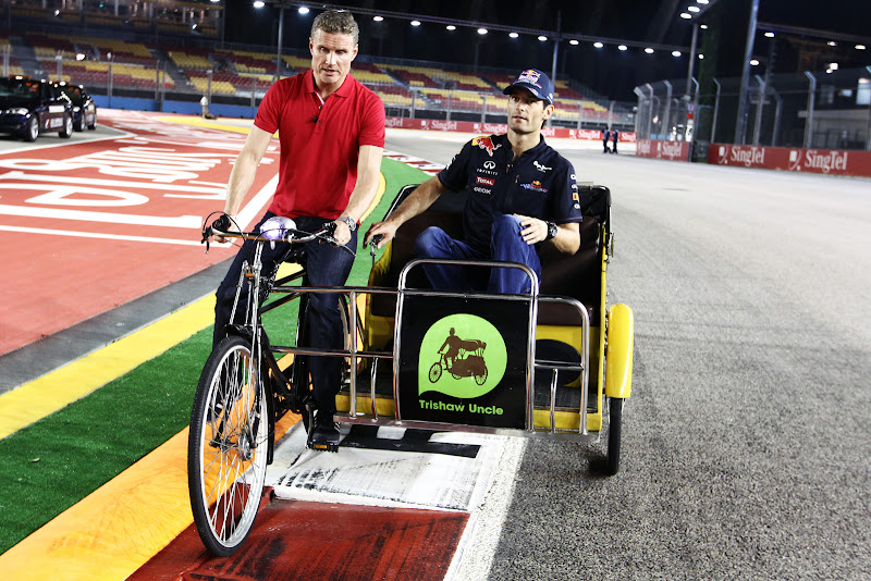 Дэвид Култхард и Марк Уэббер едут на велосипеде во время съемок для BBC на Гран-при Сингапура 2011