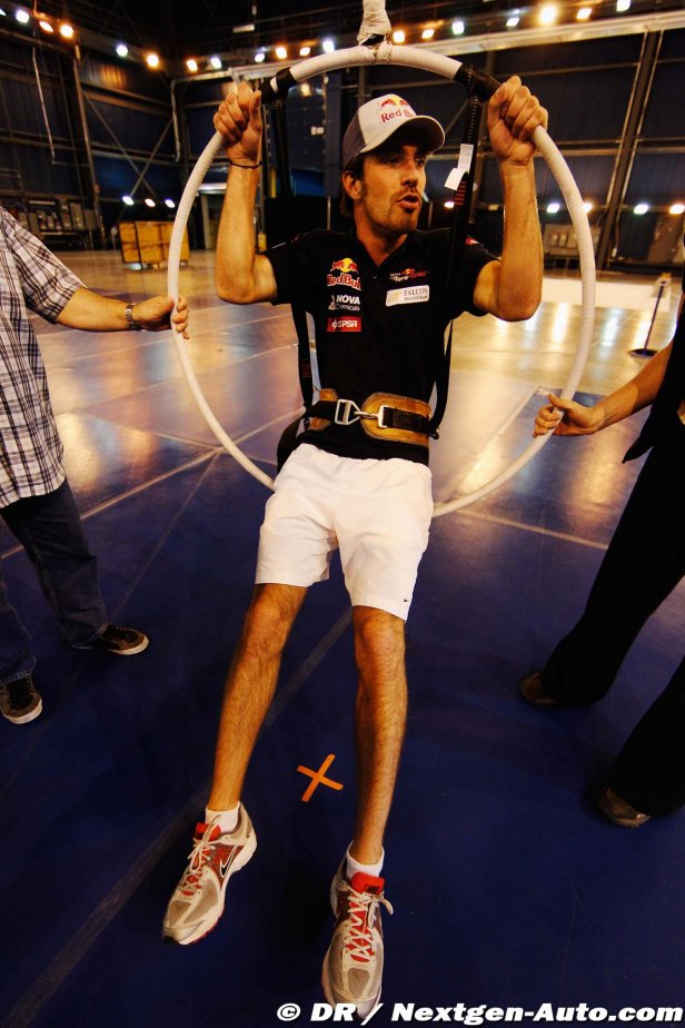 Жан-Эрик Вернь качается на обруче в Монреале перед Гран-при Канады 2012