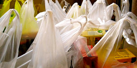 Dal 2018 a pagamento anche i sacchetti per alimenti sfusi. Dal 2018 a pagamento anche i sacchetti per alimenti sfusi.