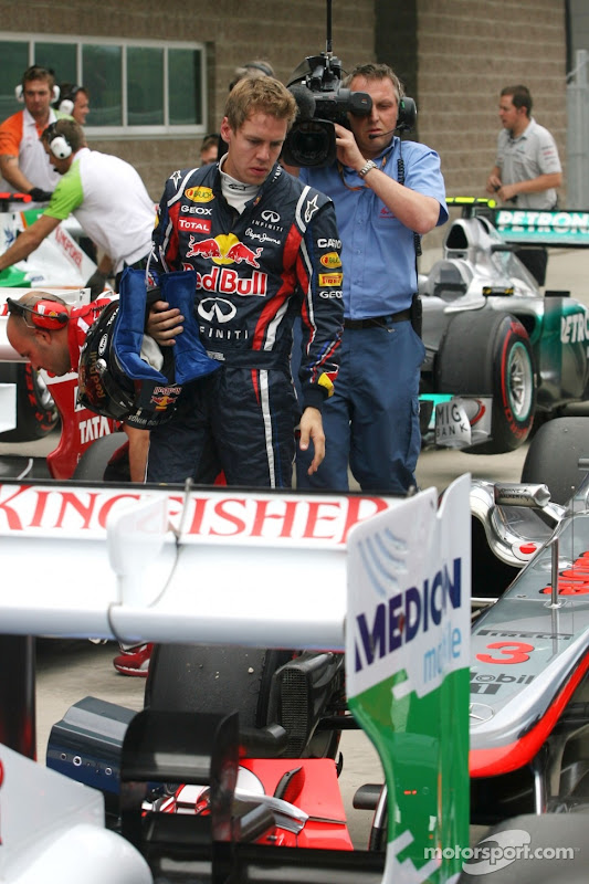 Себастьян Феттель разглядывает болид McLaren после квалификации на Гран-при Кореи 2011