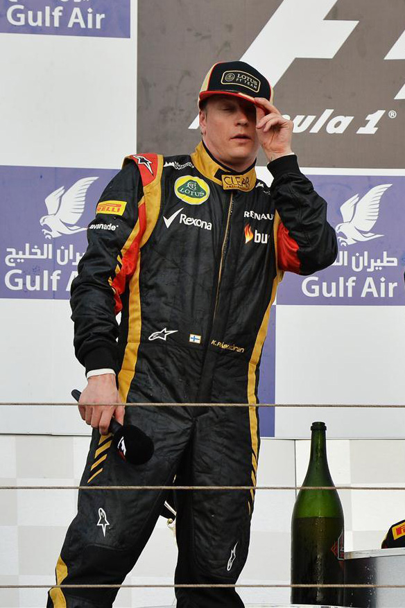 Кими Райкконен поправляет кепку на подиуме Гран-при Бахрейна 2013