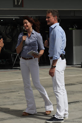 Сьюзи Перри и Дэвид Култхард в белых джинсах и голубых рубашках на пит-лейне Сахира на Гран-при Бахрейна 2013