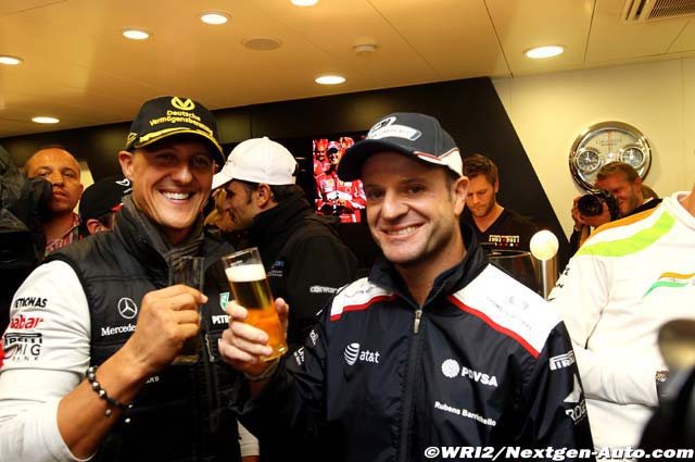 Михаэль Шумахер и Рубенс Баррикелло пьют пиво в честь 20-ти лет со дня дебюта Михаэля в Формуле-1 на Гран-при Бельгии 2011