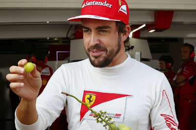 Фернандо Алонсо раздает виноград в гараже Ferrari на Гран-при Японии 2014