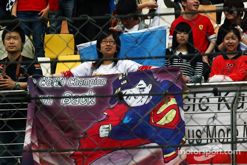 болельщики Роберта Кубицы с баннером Супермена на Гран-при Китая 2012