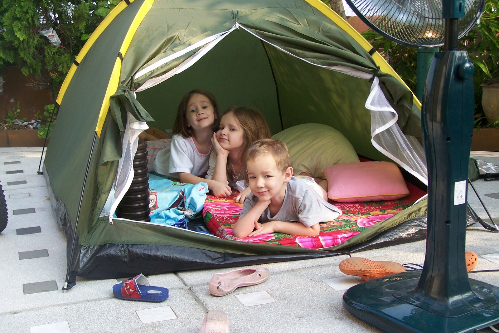 Трахаемся в палатке из-за того что родители постоянно дома