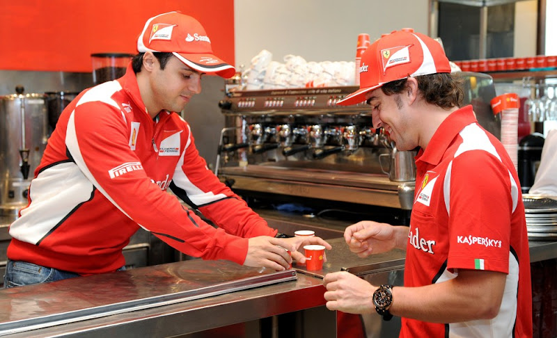Фелипе Масса готовит чашечку кофе Фернандо Алонсо на спонсорском мероприятии Shell перед Гран-при Австралии 2012