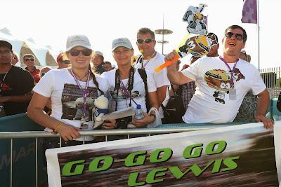 болельщики Льюиса Хэмилтона с атрибутикой MiniDrivers и баннером Go Go Go Lewis на Гран-при Абу-Даби 2013