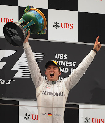 Нико Росберг празднует победу на подиуме Гран-при Китая 2012