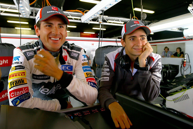 улыбающиеся Адриан Сутиль и Эстебан Гутьеррес в гараже Sauber на Гран-при Испании 2014