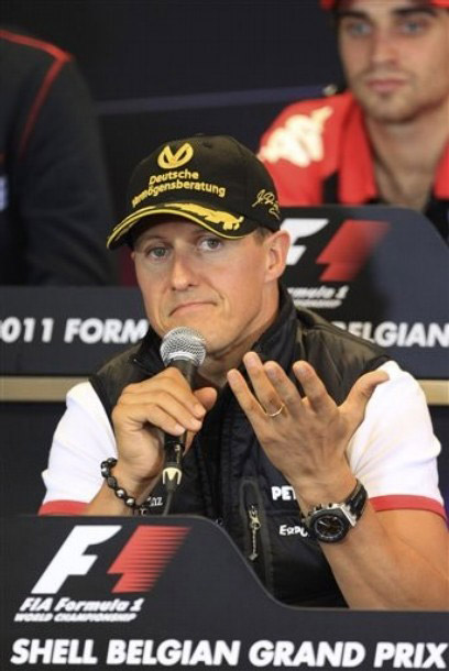 Михаэль Шумахер затрудняется ответить на вопрос на пресс-конференции Гран-при Бельгии 2011