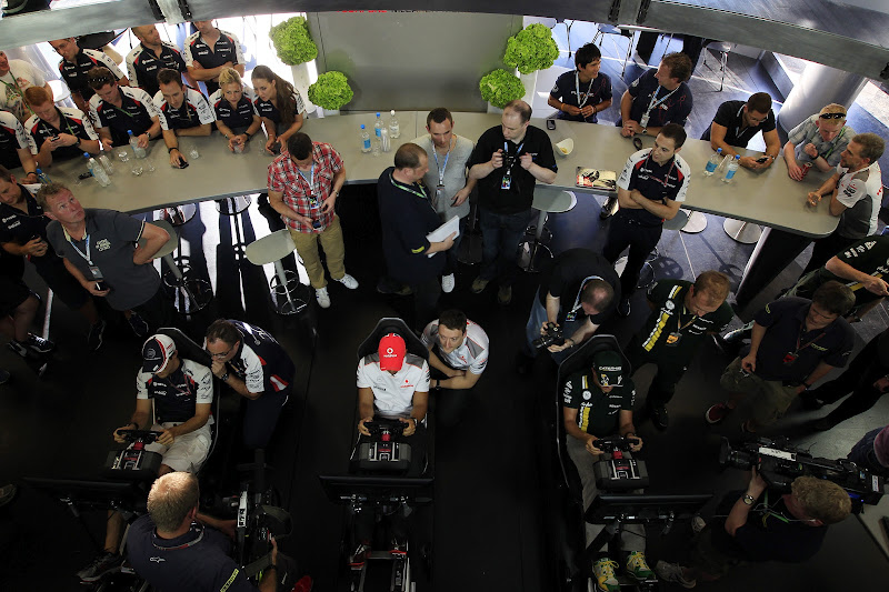 Хейкки Ковалайнен Льюис Хэмилтон Бруно Сенна со своими инженерами играют на Playstation на Гран-при Италии 2012