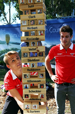 Макс Чилтон и Жюль Бьянки играют в Дженгу перед Гран-при Австралии 2013
