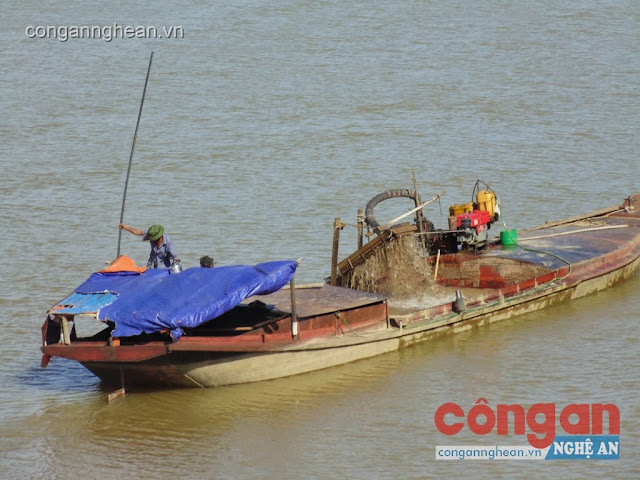 Các xà lan vẫn vô tư khai thác cát trên sông Lam thuộc địa phận xã Bồng Khê