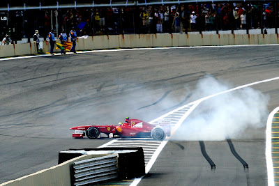 Фелипе Масса крутит жука на Ferrari после финиша гонки на Гран-при Бразилии 2011
