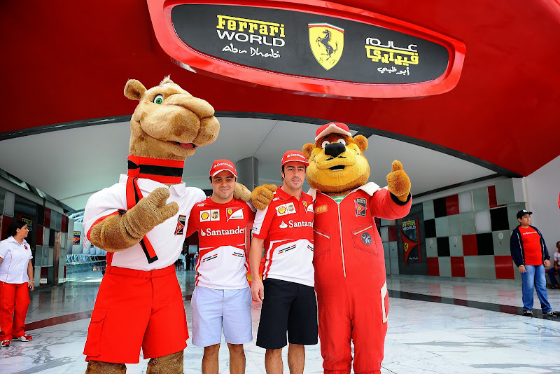 Фелипе Масса и Фернандо Алонсо с плюшевыми друзьями в Ferrari World на Гран-при Абу-Даби 2013