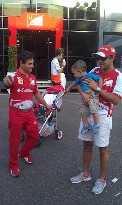 Фелипе Масса и ребенок в паддоке Монцы на Гран-при Италии 2013