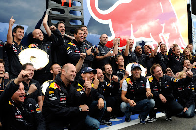 команда Red Bull на общем снимке в честь победного дубля на Гран-при Бельгии 2011
