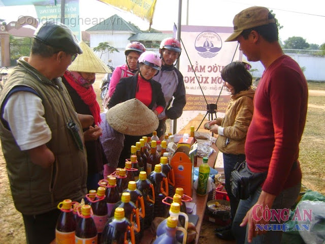 Hàng Việt về chợ nông thôn đang còn lắm gian nan