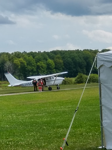 Skydiving Center «Cleveland Skydiving Center», reviews and photos, 15199 Grove Rd, Garrettsville, OH 44231, USA