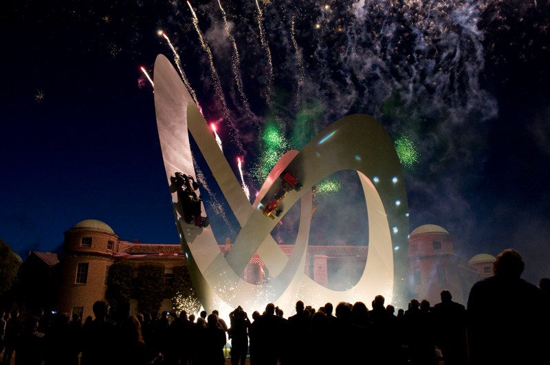 Скульптура Джерри Иуды на Фестивале скорости в Гудвуде 2012 под фейерверками