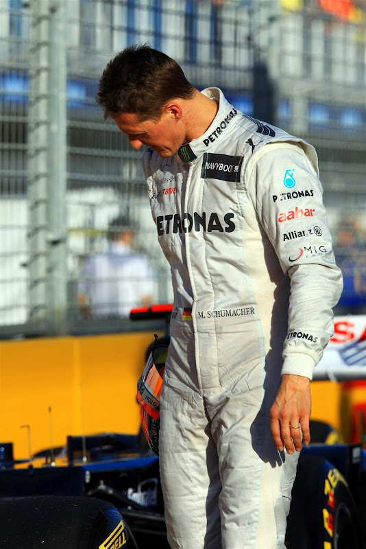 Михаэль Шумахер разглядывает болиды после квалификации на Гран-при Австралии 2012